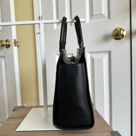 DKNY Black Leather Handbag Satchel in Like New Condition - Picture 4 of 9